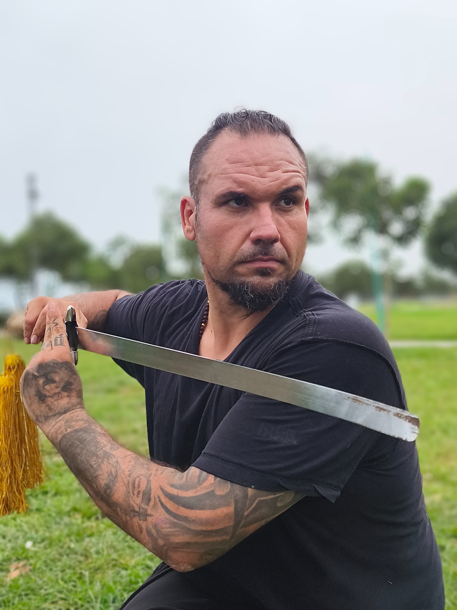 Miguel López Bustamante practicando con sable al aire libre